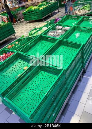 Mantova, Italia - 2020 febbraio 24th: Vassoi vuoti di frutta e verdura in un supermercato lombardo durante l'epidemia di Coronavirus Foto Stock