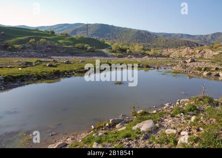 Lago di Xizi . Incredibile paesaggio di lago con acqua cristallina verde e cielo blu. Vista panoramica sul bellissimo paesaggio montano. Montagne verdi Foto Stock