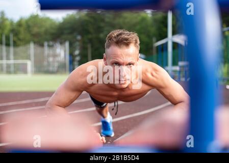 L'uomo sta spingendo in alto dal banco Foto Stock