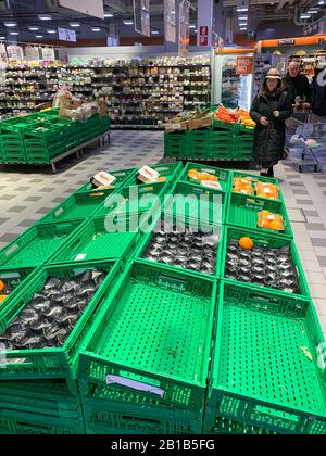 Mantova, Italia - 2020 febbraio 24th: Vassoi vuoti di frutta e verdura in un supermercato lombardo durante l'epidemia di Coronavirus Foto Stock