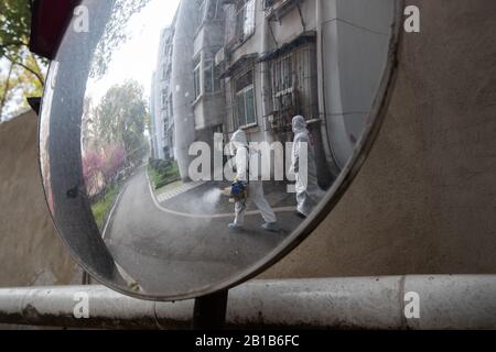 Volontari della comunità cinese ben protetti disinfettano un quartiere residenziale per prevenire il nuovo coronavirus e la polmonite a Wuhan City, la provincia centrale cinese di Hubei, il 22nd febbraio 2020. (Foto di YFC / Costfoto/Sipa USA) Foto Stock