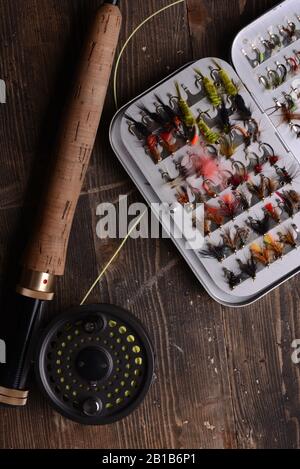 Mulinello per pesca a mosca e scatola di mosche Foto Stock