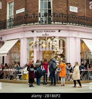 Peggy Porschen torte all'angolo di Elizabeth & Ebury Street a Belgravia Londra. Famosa panetteria installabile con facciata rosa. Foto Stock