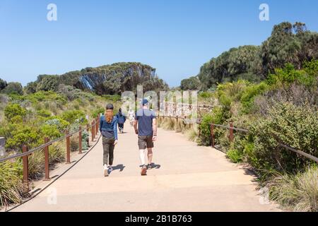 Passaggio Pedonale Per Vedere Il Centro Visitatori, I Dodici Apostoli, Il Parco Nazionale Di Port Campbell, Il Distretto Occidentale, Victoria, Australia Foto Stock