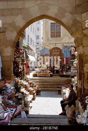 Mercato turistico bazar a Khan al-Khalili in Cairo islamico in Egitto in Africa del Nord. Khalil El Wanderust fuga Foto Stock