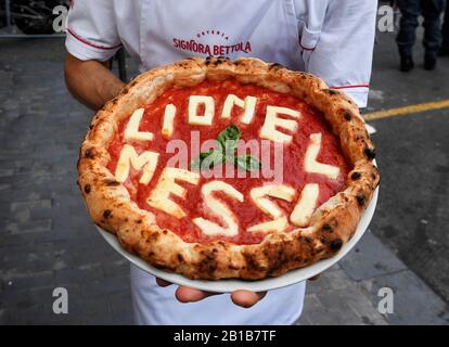 Barcellona, Spagna. 24th Feb 2020. Il team di Barcellona è arrivato a Napoli per giocare la partita della Champions League e un noto pizzaiolo napoletano in onore di Lionel messi lo ha chiamato una pizza. 24/02/2020, Napoli, Italia Credit: Agenzia Indipendente Per La Fotografia Srl/Alamy Live News Foto Stock