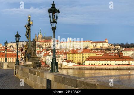 Vista lungo il Ponte Carlo verso il Castello di Praga Foto Stock