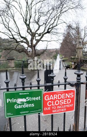 21/02/20. Tempo: Cartello che dice Princes Street Gardens chiuso a causa del tempo. Edimburgo. Foto Stock