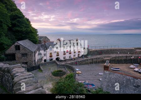 Il villaggio portuale di Clovelly sulla costa del Devon settentrionale e Bideford Bay Beyond, Inghilterra. Foto Stock