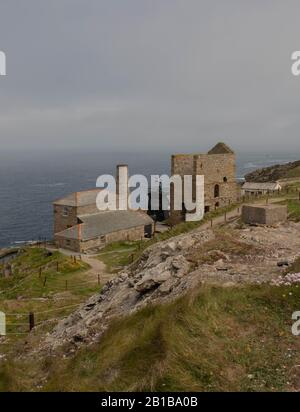 Rovine Della miniera di stagno di Cornish Levant Abbandonata sulla costa sud-occidentale tra Pendeen Watch e Sennen Cove nella Cornovaglia rurale, Inghilterra, Regno Unito Foto Stock