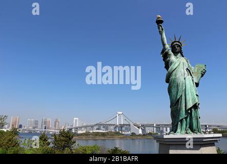 La Statua della libertà e il Rainbow Bridge a Odaiba, Tokyo Travel Foto Stock