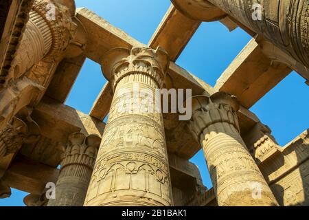 Antichi pilastri con geroglifici in Egitto Foto Stock