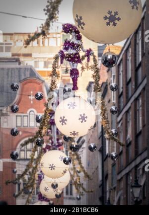 Decorazioni natalizie di vicolo presso St. Christopher's Place a Londra, Regno Unito. Foto Stock