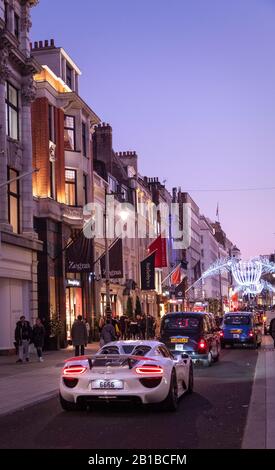 Una Porsche spyder che scende in New Bond Street, Londra a Natale. Foto Stock