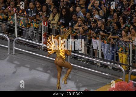 San Paolo, San Paolo, Brasile. 24th Feb, 2020. I membri della Samba School partecipano alla Samba Schools Parade di Anhembi Sambadrome, durante il Carnevale 2020 a San Paolo, in Brasile. (Credit Image: © Paulo Lopeszuma Wire) Foto Stock