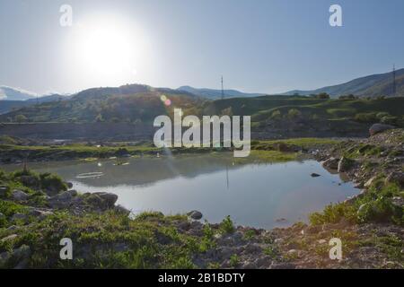 Lago di Xizi . Incredibile paesaggio di lago con acqua cristallina verde e cielo blu. Vista panoramica sul bellissimo paesaggio montano. Montagne verdi Foto Stock