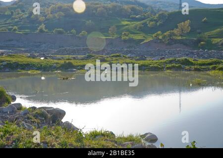 Lago di Xizi . Incredibile paesaggio di lago con acqua cristallina verde e cielo blu. Vista panoramica sul bellissimo paesaggio montano. Montagne verdi Foto Stock