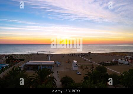 Vista aerea dell'alba sul Mar mediterraneo in estate con bagni e ombrelloni - Alba Adriatica Foto Stock