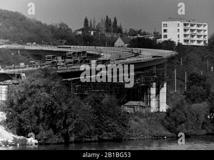 AJAXNETPHOTO. SETTEMBRE 1971. VAL D'OISE, ARGENTEUIL, FRANCIA. - NUOVA STRADA - COSTRUIRE L'AUTOSTRADA D311 CHE DOMINA IL FIUME SENNA.FOTO:JONATHAN EASTLAND/AJAX REF:RX7 151204 175 Foto Stock