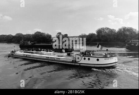 AJAXNETPHOTO. SETTEMBRE 1971. SENNA, FRANCIA. - HEADED NORTH - A FULL LADEN CARICO DI TRASPORTO DI SOSTANZE CHIMICHE CHIATTA MOTORE EN STRADA PER ROUEN - UN VECCHIO FREYCINET PENICHE PUÒ ESSERE VISTO DIRIGENDOSI SUL FIUME VERSO PARIGI.FOTO:JONATHAN EASTLAND/AJAX REFRX7 151204 155 Foto Stock