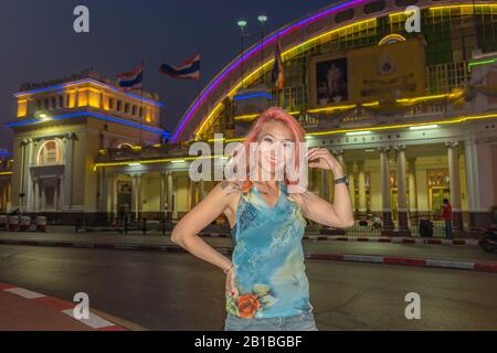 Una donna che si trova di fronte alla stazione ferroviaria di Hua Lamphong a Bangkok funge da fulcro principale per i servizi di intercittà e treni internazionali a T. Foto Stock