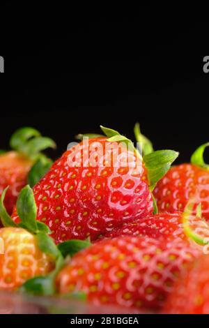 primo piano di fragole fresche e mature su sfondo nero Foto Stock