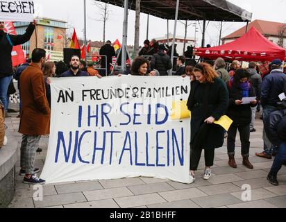 (2/22/2020) I Manifestanti tengono un banner che legge ‘Ad amici e familiari - non siete soli’. Diverse migliaia di persone hanno marciato attraverso Hanau tre giorni dopo Le Sparatorie di Hanau, per ricordare le vittime e per protestare contro l'ascesa del fascismo e del razzismo in Germania. (Foto Di Michael Debets/Pacific Press/Sipa Usa) Foto Stock