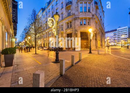 Budapest, Ungheria - 30 novembre 2019: Vista Twilight Street sulla Dorottya utca con persone che camminano sulla strada. Foto Stock