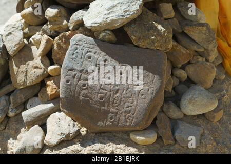 Pietra di preghiera tibetana, regione di Mustang superiore, Nepal. Foto Stock