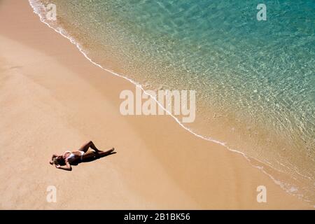 Femmina sano sdraiato sulla spiaggia a Big Beach, Maui, Hawaii. Foto Stock