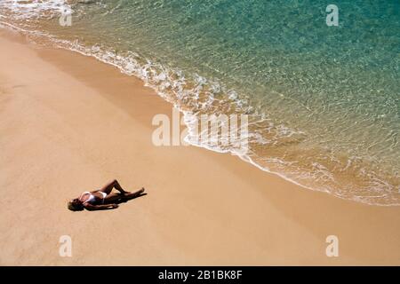 Femmina sano sdraiato sulla spiaggia a Big Beach, Maui, Hawaii. Foto Stock