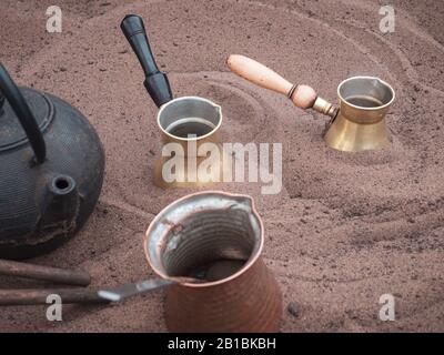 Caffè turco fatto con preparazione di sabbia calda sulla strada durante il festival del cibo. Anche la ricetta del caffè Egyption. Autentico stand tradizionale Foto Stock