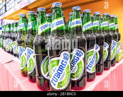 Samara, Russia - 16 febbraio 2020: Birra alcolica Tuborg pronta per la vendita in superstore. Varie bevande alcoliche in bottiglia e spirit dr Foto Stock