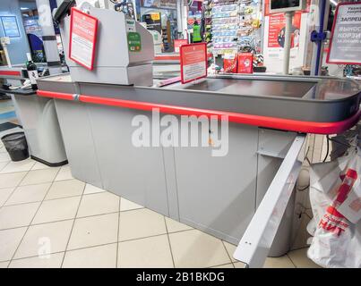 Samara, Russia - 23 febbraio 2020: Passaggio chiuso vicino al registratore di cassa in una catena di superstore Magnit Foto Stock