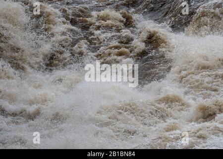 Aysgart Falls in piena piena alluvione. Yorkshire Dales National Park, Regno Unito. Foto Stock