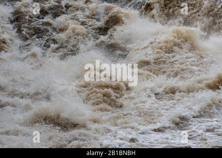 Aysgart Falls in piena piena alluvione. Yorkshire Dales National Park, Regno Unito. Foto Stock