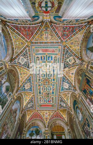 La meravigliosa Biblioteca Piccolomini nel Duomo di Siena, Toscana, Italia. Foto Stock