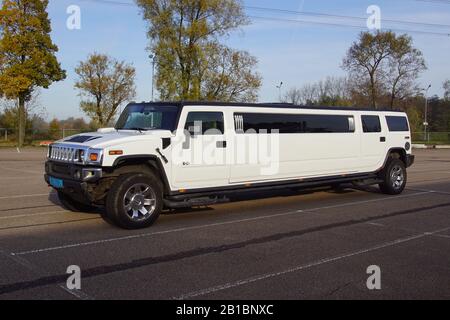 Muiden, Paesi Bassi - 17 novembre 2019: Limousine bianca per matrimoni Hummer parcheggiata su un parcheggio pubblico. Nessuno nel veicolo. Foto Stock