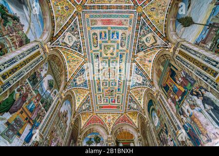 La meravigliosa Biblioteca Piccolomini nel Duomo di Siena, Toscana, Italia. Foto Stock