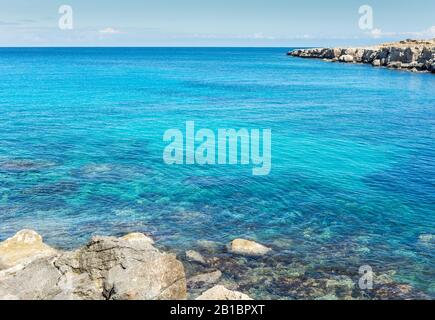 calma mediterraneo lavaggio mare cipro riva vicino ayia napa cavo greco Foto Stock