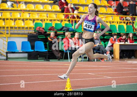 Sumy, UCRAINA - 20 FEBBRAIO 2020: Viktoria Kovba corre 1500m distanza su pista interna Ucraina e campionato di campo 2020. Foto Stock