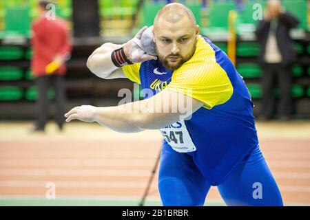 Sumy, UCRAINA - 20 FEBBRAIO 2020: Campione di Ihor Musiyenko in fucilato messo su pista interna Ucraina e campionato di campo 2020. Foto Stock