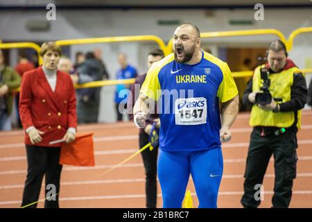 SUMY, UCRAINA - 20 FEBBRAIO 2020: Ihor Musiyenko campione in tiro messo su pista indoor ucraino e campionato di campo 2020 Foto Stock