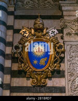 Papa Francesco stemma nel Duomo di Siena, Toscana, Italia. Foto Stock