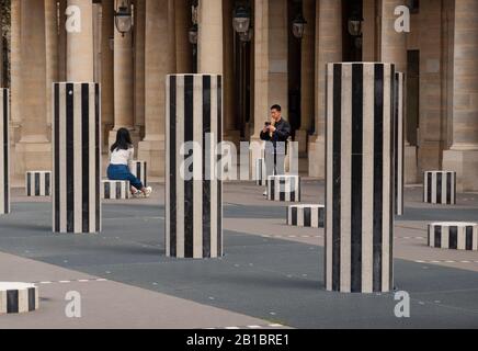 Installazione artistica di Colonnes de Buren nel cortile del Palais Royal Paris France Foto Stock