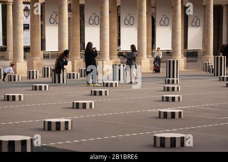Installazione artistica di Colonnes de Buren nel cortile del Palais Royal Paris France Foto Stock