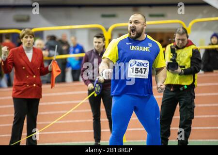 Sumy, UCRAINA - 20 FEBBRAIO 2020: Campione di Ihor Musiyenko in fucilato messo su pista interna Ucraina e campionato di campo 2020. Foto Stock