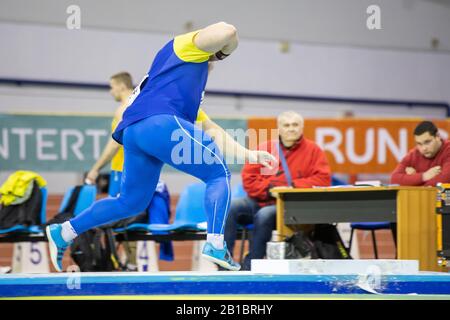 Sumy, UCRAINA - 20 FEBBRAIO 2020: Campione di Ihor Musiyenko in fucilato messo su pista interna Ucraina e campionato di campo 2020. Foto Stock