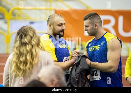 Sumy, UCRAINA - 20 FEBBRAIO 2020: Campione di Ihor Musiyenko in fucilato messo su pista interna Ucraina e campionato di campo 2020. Foto Stock