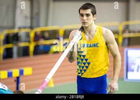 Sumy, UCRAINA - 20 FEBBRAIO 2020: Atleta sul settore pole vault in pista interna Ucraina e campionato di campo 2020. Foto Stock